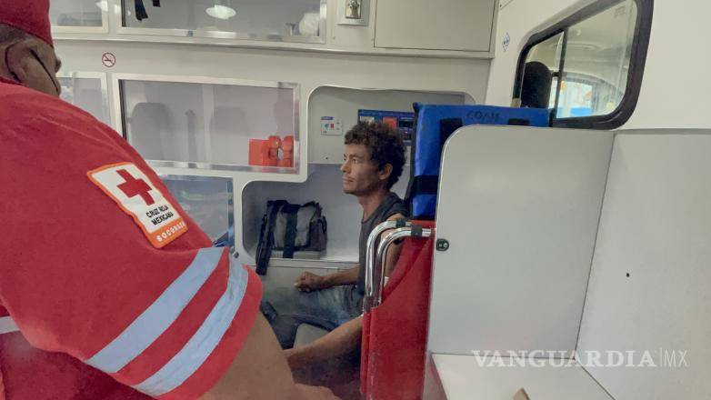 $!Paramédicos de la Cruz Roja brindaron los primeros auxilios a un joven herido con arma blanca en Saltillo.