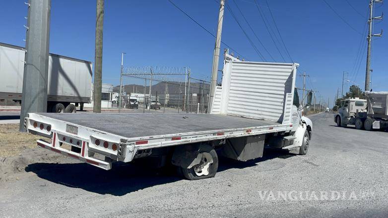 $!El camión de plataforma quedó atravesado en los carriles contrarios, obstruyendo el paso del camión de personal.