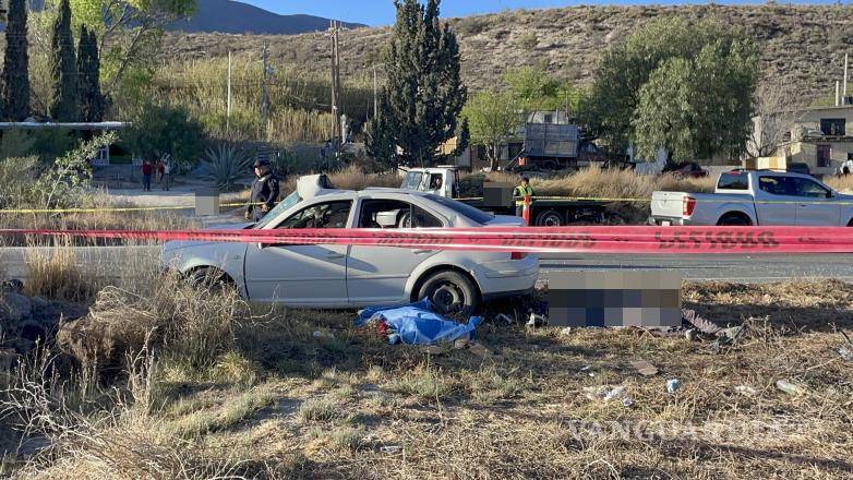 $!Los cuerpos de las víctimas fueron cubiertos en el lugar del accidente, mientras las autoridades aseguraban la zona para las diligencias correspondientes.