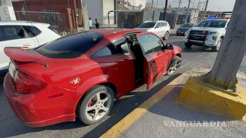 $!Elementos de Tránsito Municipal acudieron al sitio para coordinar la circulación y evitar otro percance, mientras se realizaban las maniobras para retirar el vehículo siniestrado.