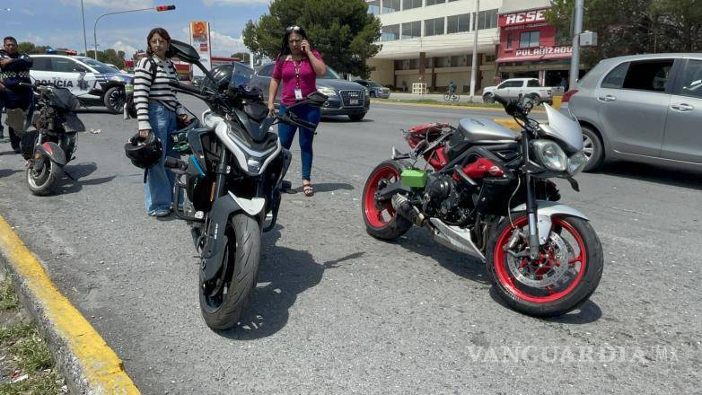 $!El impacto entre ambas motocicletas ocurrió cuando uno de los conductores perdió el control de su unidad y terminó colisionando contra otro motociclista que circulaba con preferencia de paso.