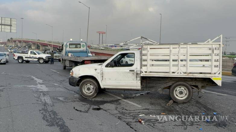 $!El accidente generó afectaciones a la circulación mientras se retiraban la camioneta, el vehículo afectado y los garrafones que quedaron sobre el pavimento.