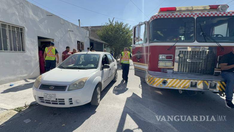 $!Bomberos de la Estación Sur acudieron al domicilio para brindar atención a la mujer lesionada.