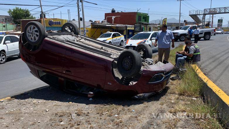 $!El auto quedó sobre su toldo.