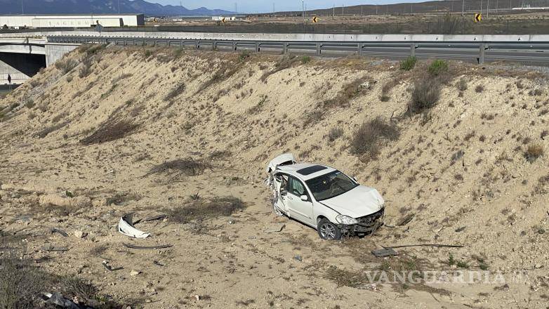 $!El vehículo quedó varado donde fue el accidente en espera de la llegada del personal de la Guardia Nacional.