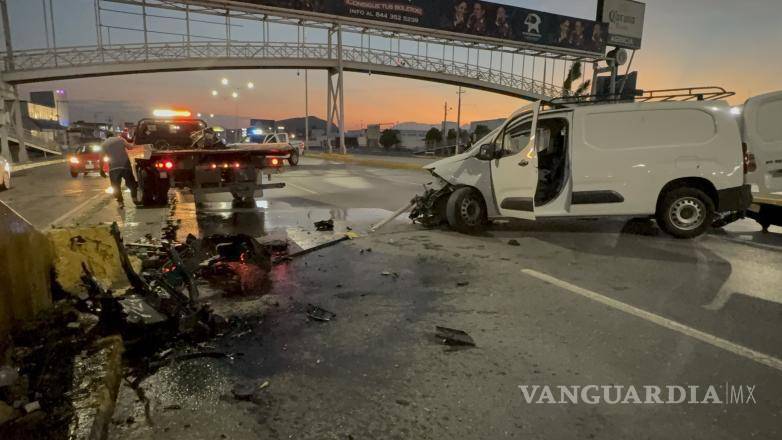 $!El vehículo quedó atravesado en los carriles centrales después de rebotar tras el impacto.
