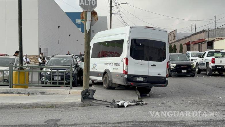 $!Elementos de Tránsito Municipal acudieron al lugar de la colisión para tomar conocimiento y realizar el peritaje correspondiente.