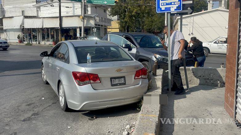 $!El Chevrolet Cruze terminó con daños en la parte lateral trasera derecha y una pasajera resultó con una cortada en el rostro tras el fuerte impacto.