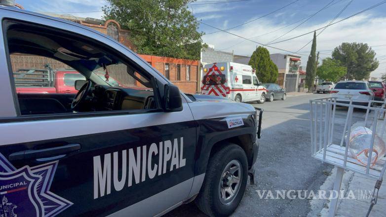 $!Paramédicos de la Cruz Roja confirmaron el deceso tras llegar al domicilio en Urdiñola.