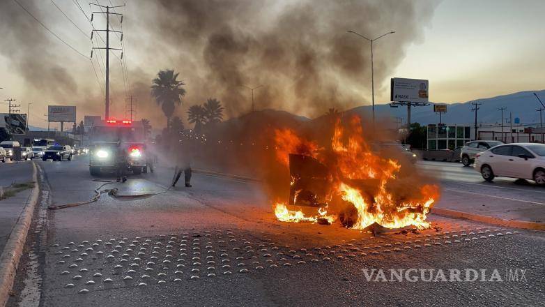 $!Conductora y menor lograron salir antes de que el fuego envolviera el automóvil.