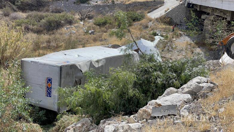 $!Paramédicos de Caminos y Puentes Federales brindaron atención al conductor lesionado.