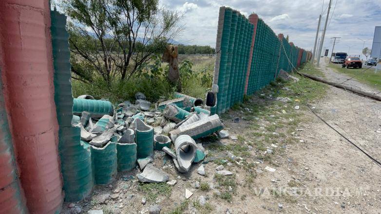 $!La barda también pagó las consecuencias del descuido del chofer.