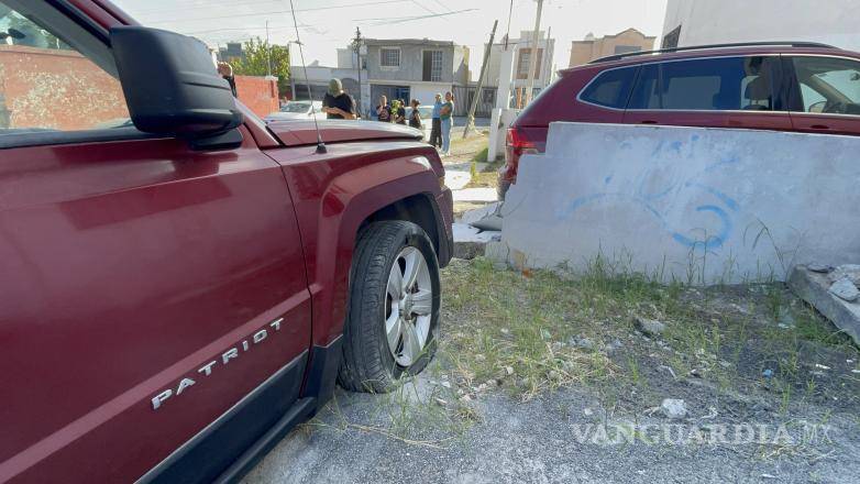 $!Elementos de Tránsito Municipal acudieron al lugar del accidente en la colonia Mirasierra para tomar conocimiento de los hechos.