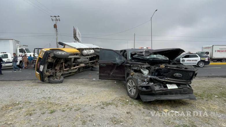 $!Los tres tripulantes de la camioneta Ford sufrieron golpes leves.