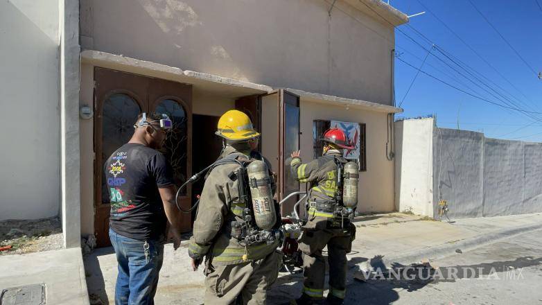 $!Un trabajador del lugar y bomberos se encargaron de controlar el fuego.