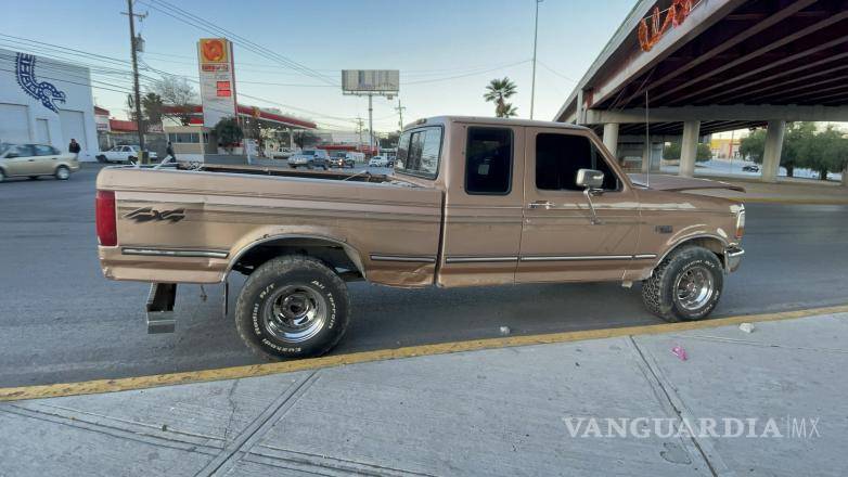 $!La camioneta Ford F-150 sufrió daños menores en comparación con el vehículo deportivo.