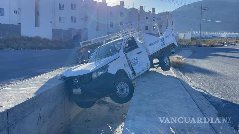 $!El conductor intentó escapar del lugar, pero perdió el control de la camioneta y cayó en un canal cercano.