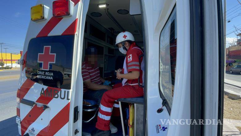 $!La Cruz Roja acudió al lugar del accidente para brindar los primeros auxilios al conductor herido, quien decidió no ser trasladado al hospital.