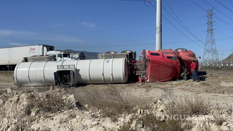 $!La pipa volcó fuera de la carretera, lo que permitió evitar un accidente de mayores dimensiones.