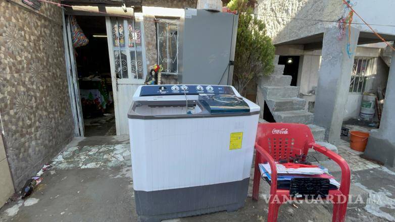 $!Muebles y ropa quedaron inutilizados debido al contacto prolongado con el agua acumulada.