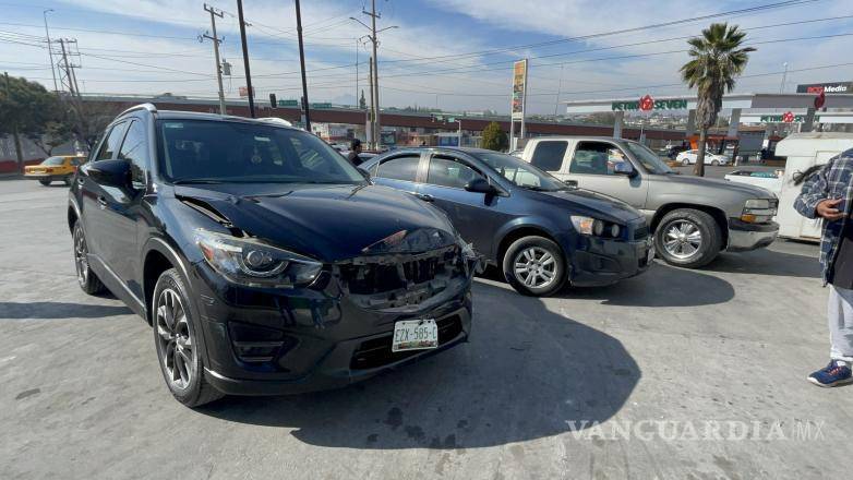 $!Los autos involucrados en el percance fueron colocados en el estacionamiento de una tienda de conveniencia,, mientras los dueños llegaban a un acuerdo.