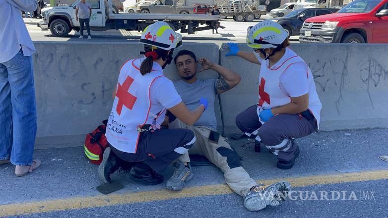 $!El conductor de la Suzuki fue trasladado a un hospital para recibir atención médica.