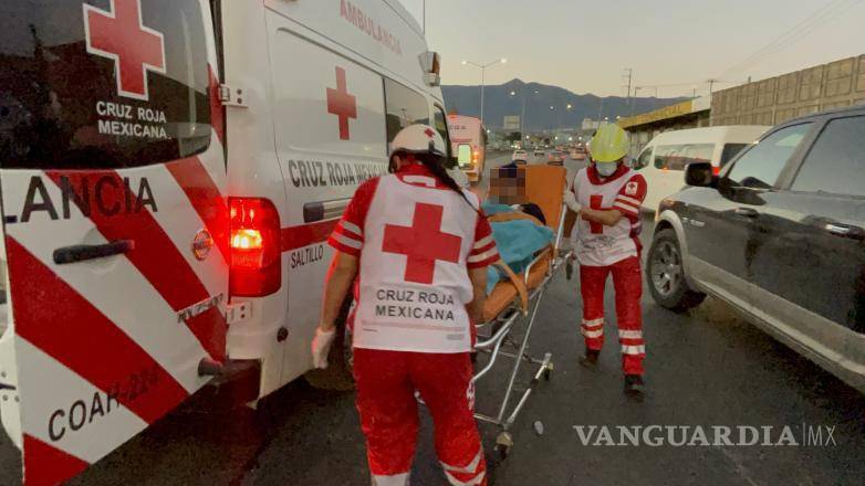 $!Paramédicos de la Cruz Roja atendieron y trasladaron a Herminia, de 66 años, tras el accidente en el que se vio involucrada.