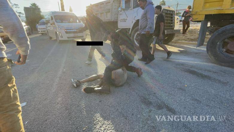 $!Policías finalmente sometieron al agresor después de que intentó escapar corriendo por la calle.