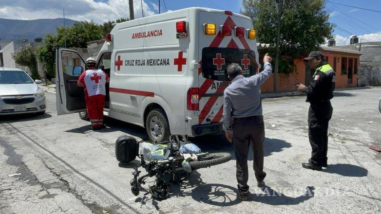 $!Vecinos del sector auxiliaron a los involucrados y solicitaron apoyo al 911 tras presenciar el impacto entre los vehículos.