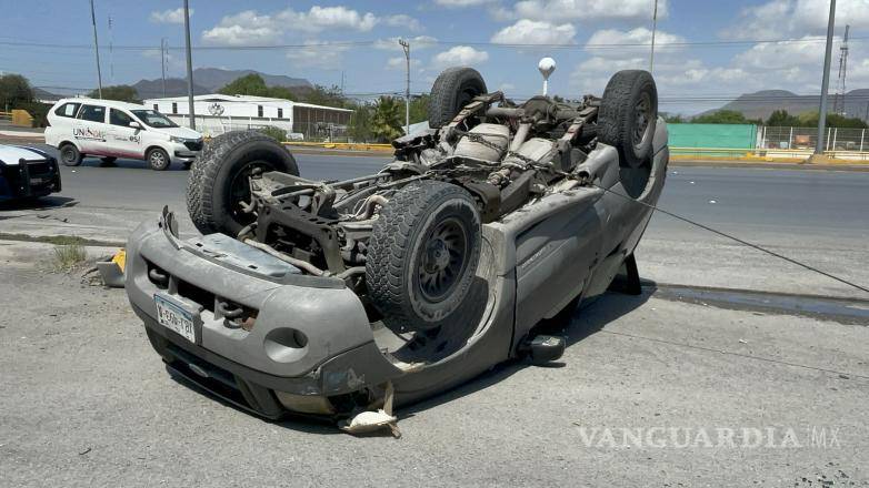 $!El auto terminó sobre su toldo.