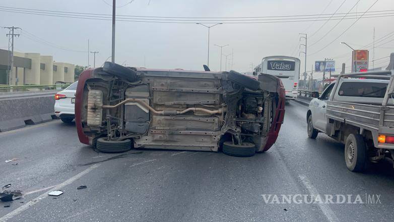 $!La camioneta quedó en medio de la vialidad.
