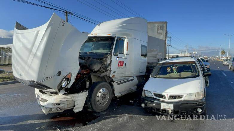 $!Imagen del tractocamión de CRM Transportes tras el choque contra la camioneta Pontiac Mountain en Jesús Valdés Sánchez.