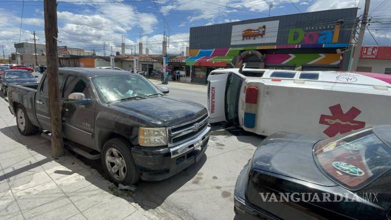 $!La ambulancia terminó volcada tras ser impactada y proyectada contra varios autos estacionados.