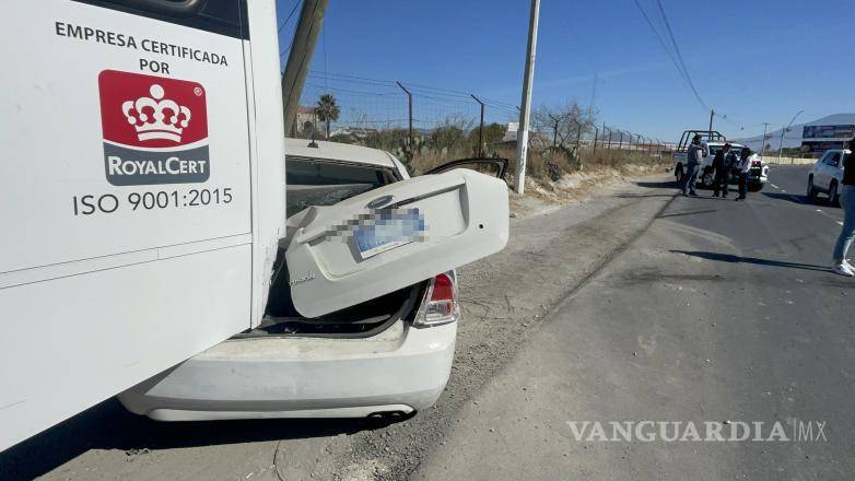 $!El Ford Fusion quedó severamente dañado tras impactar contra un camión de personal estacionado en el bulevar Jesús Valdés Sánchez.