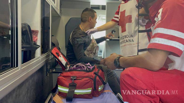 $!Paramédicos de la Cruz Roja valoraron al motociclista en el lugar, sin ameritar traslado.