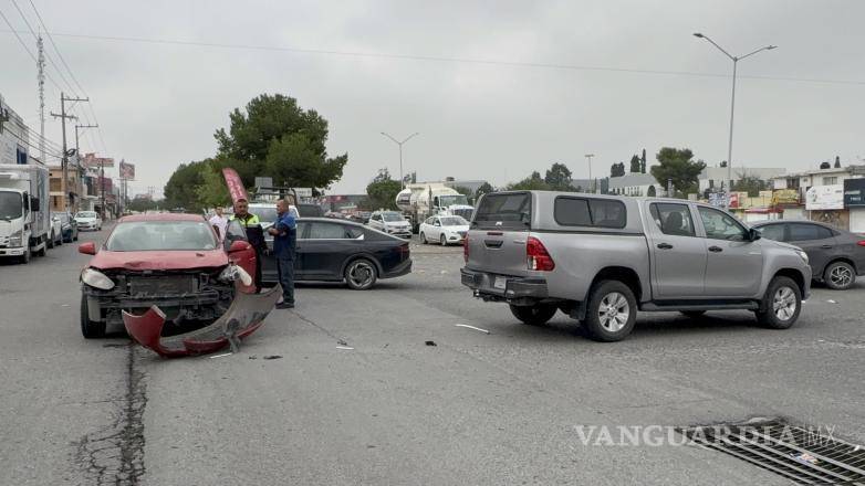 $!La conductora del automóvil señaló que los frenos no le respondieron cuando circulaba por el sector de la colonia Miravalle.