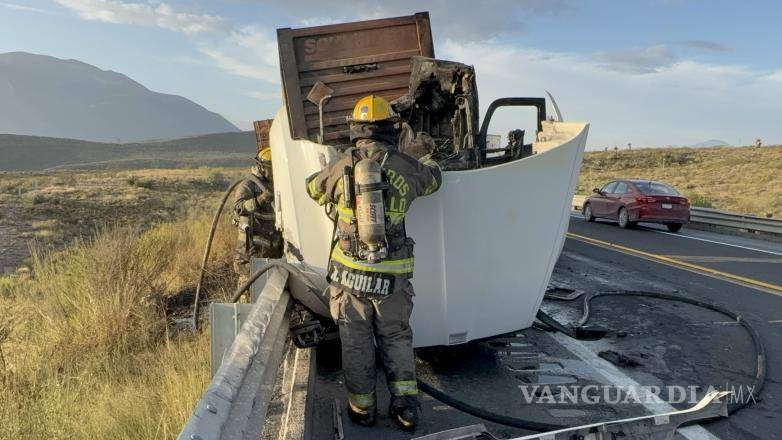 $!Bomberos trabajaron para sofocar el incendio que consumió la cabina y parte del contenedor.