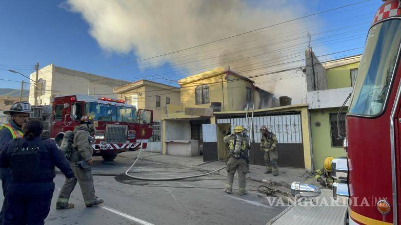 $!Dos estaciones de bomberos participaron en la labor para controlar el incendio y evitar mayores daños en la vivienda.