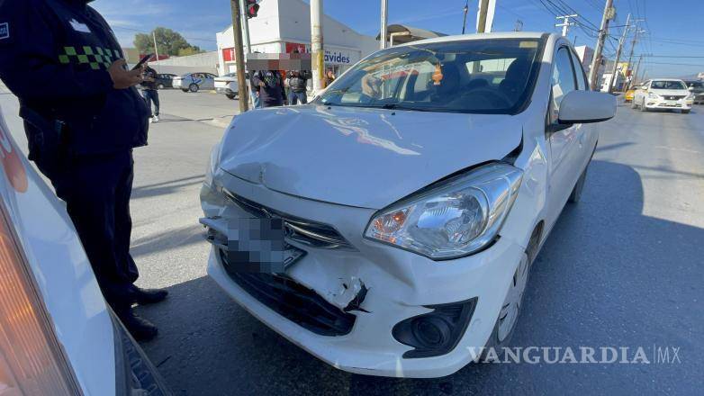 $!El Dodge Attitude resultó con afectaciones en la parte frontal tras impactarse contra una camioneta de pasajeros.