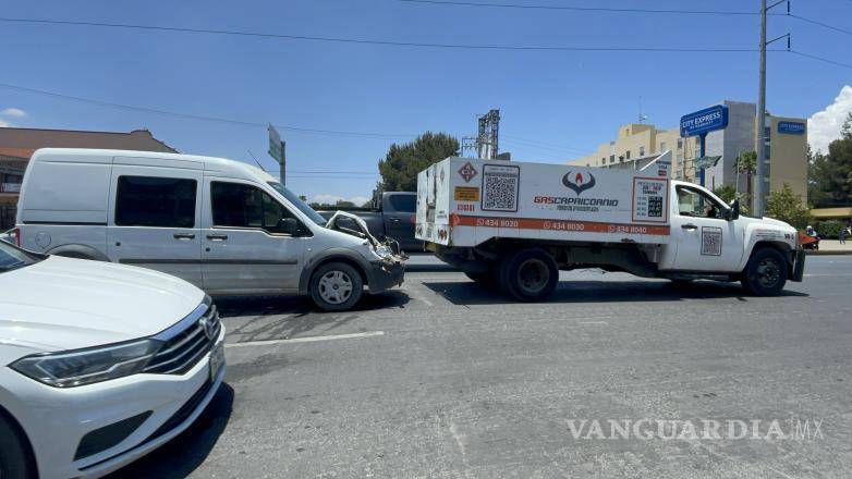 $!Los conductores permanecieron en el lugar mientras personal de Tránsito realizaba el peritaje correspondiente para determinar las circunstancias en las que ocurrió el accidente.