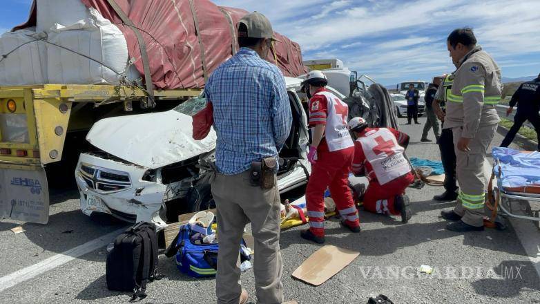 $!Personal de emergencia y paramédicos atendieron a los heridos en la escena del accidente.