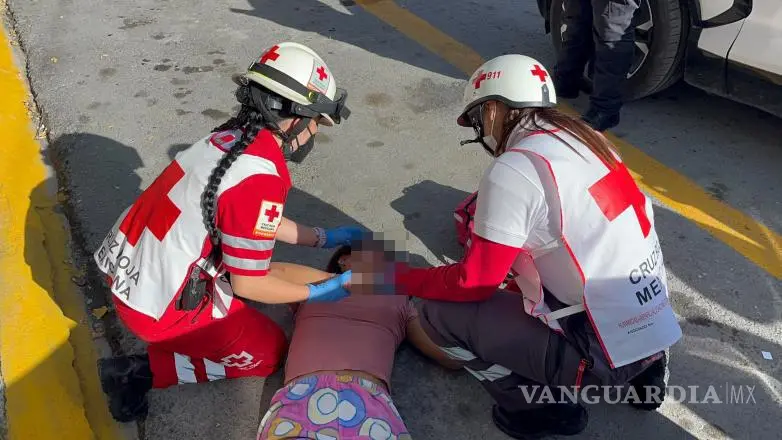 $!Paramédicos revisaron a la mujer en el lugar, donde le brindaron los primeros auxilios tras el reporte al sistema de emergencias 911.