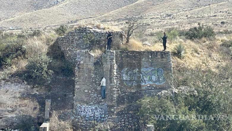 $!El cuerpo de la víctima fue encontrado suspendido en el dique de piedra, cerca del arroyo, tras ser reportado por transeúntes que vieron la silueta desde lejos.