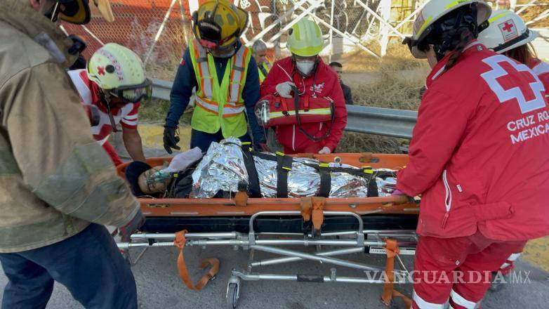 $!El hombre es envuelto en una manta térmica y colocado en la camilla para ser trasladado a la ambulancia.