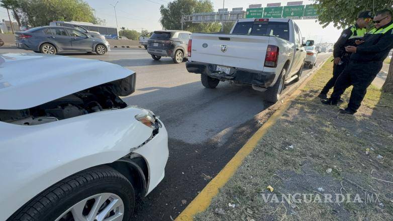 $!Elementos de la Policía Municipal acudieron al lugar para tomar conocimiento del accidente registrado al oriente de Saltillo.