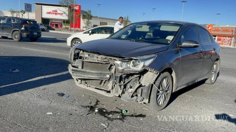 $!El KIA Río, cuyo conductor afirmó tener luz verde, quedó con daños significativos en el frente.