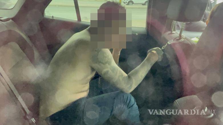 $!El conductor fue detenido tras quedarse dormido al volante en pleno periférico.