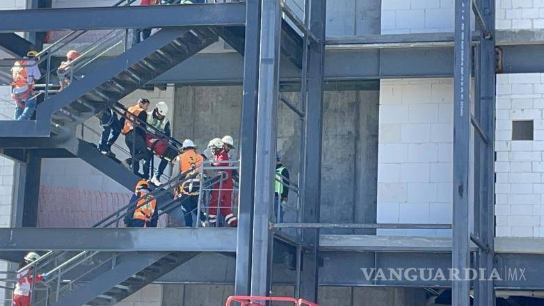 $!El joven fue inmovilizado con collarín y arnés tipo araña antes de ser trasladado al hospital.