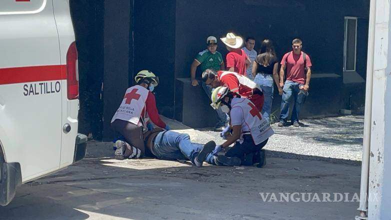 $!El accidente movilizó a paramédicos de la Cruz Roja, quienes acudieron al sitio para brindar atención prehospitalaria al lesionado y valorar la gravedad de sus lesiones tras la caída.