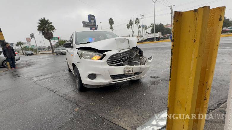 $!Pese a los daños materiales en el automóvil y la estructura metálica, no se reportaron personas lesionadas tras el percance vial.